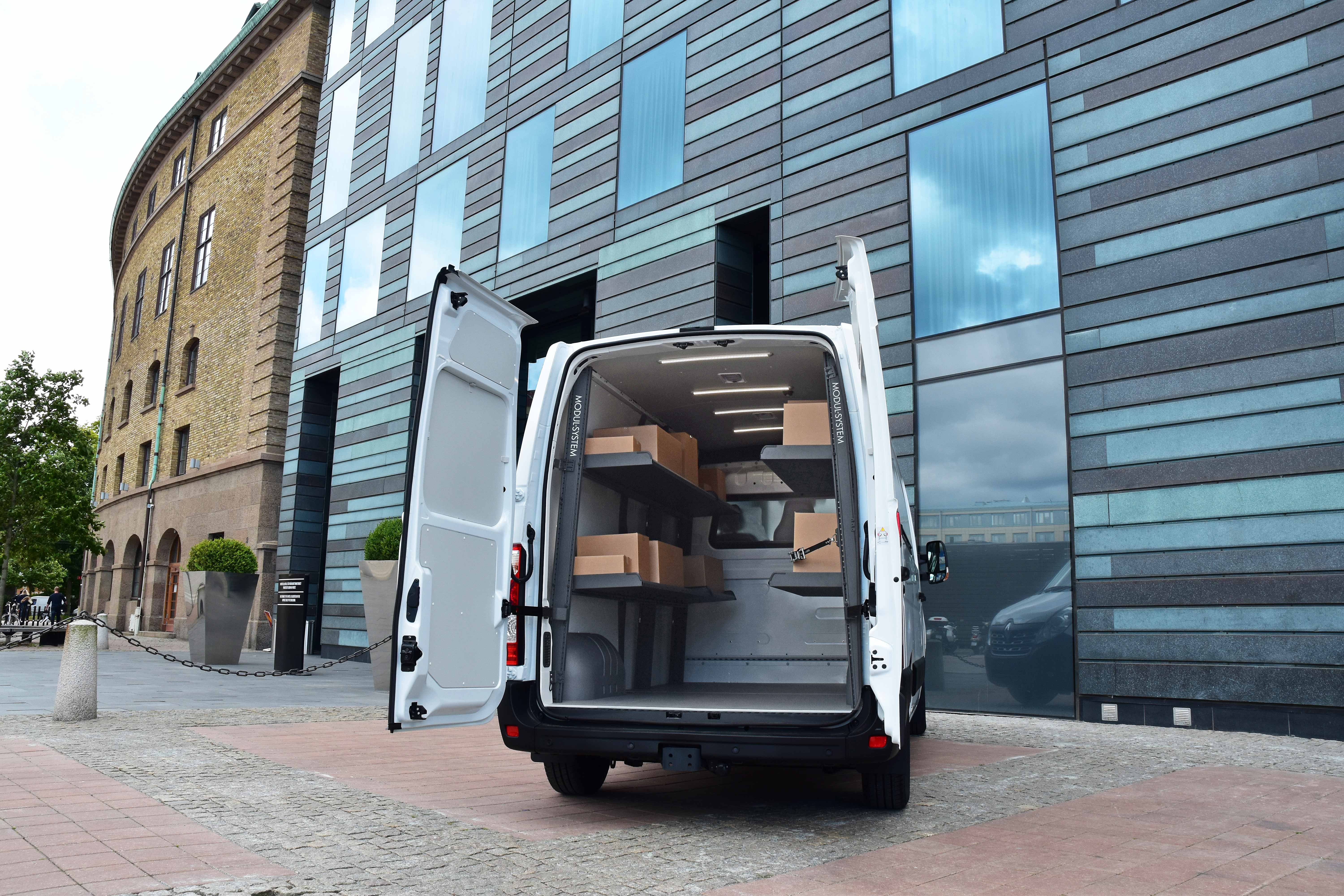 Transporter mit Modul-Express-Fahrzeugeinrichtung für Pakete