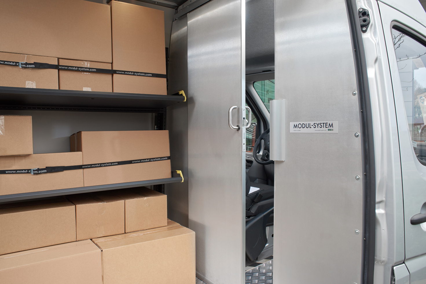 Fahrzeugeinrichtung mit Modul-Express und Lieferboxen