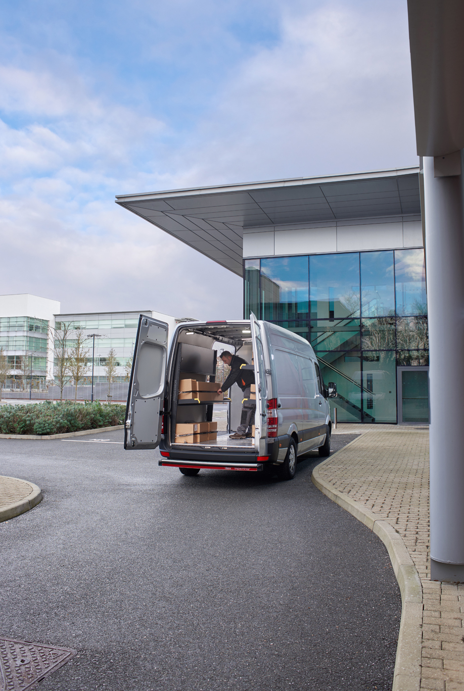 Ford Transit ist mit einem Modul-Express-Regal für Lieferwagen ausgestattet
