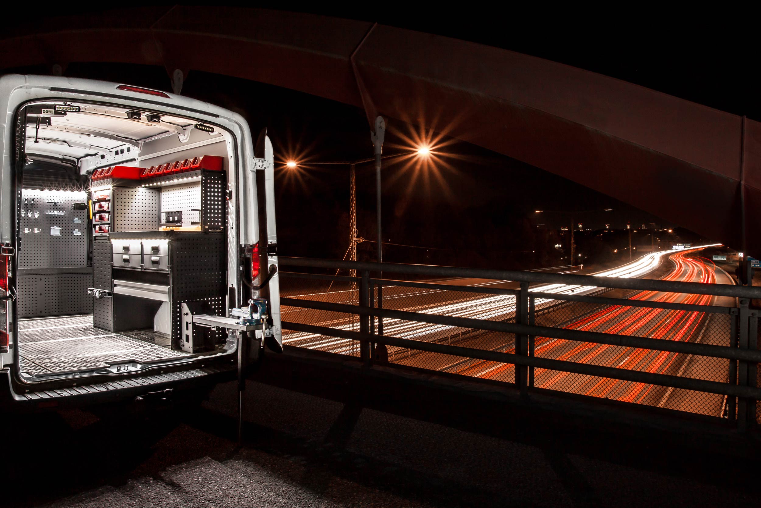 Elektriker-Transporter mit Modulsystem ausgestattet, das nachts im Einsatz ist