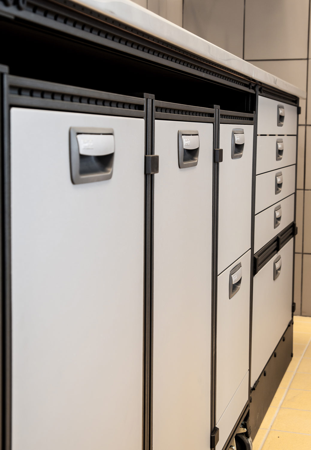 Showroom mit Beispiel für Modul-System Einrichtung und Schubladen