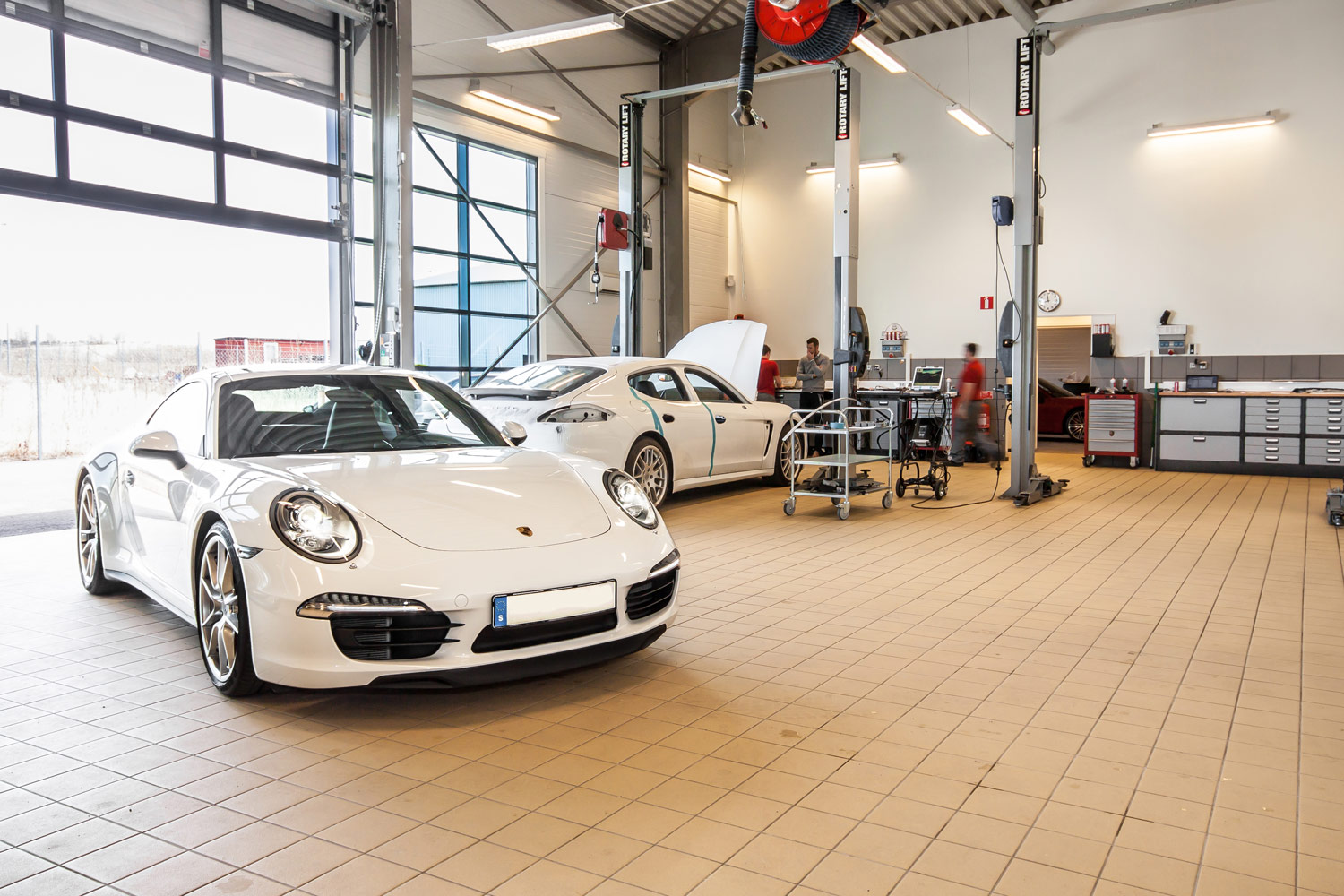 Modul-System Werkstatteinrichtung in Showroom mit Porsche