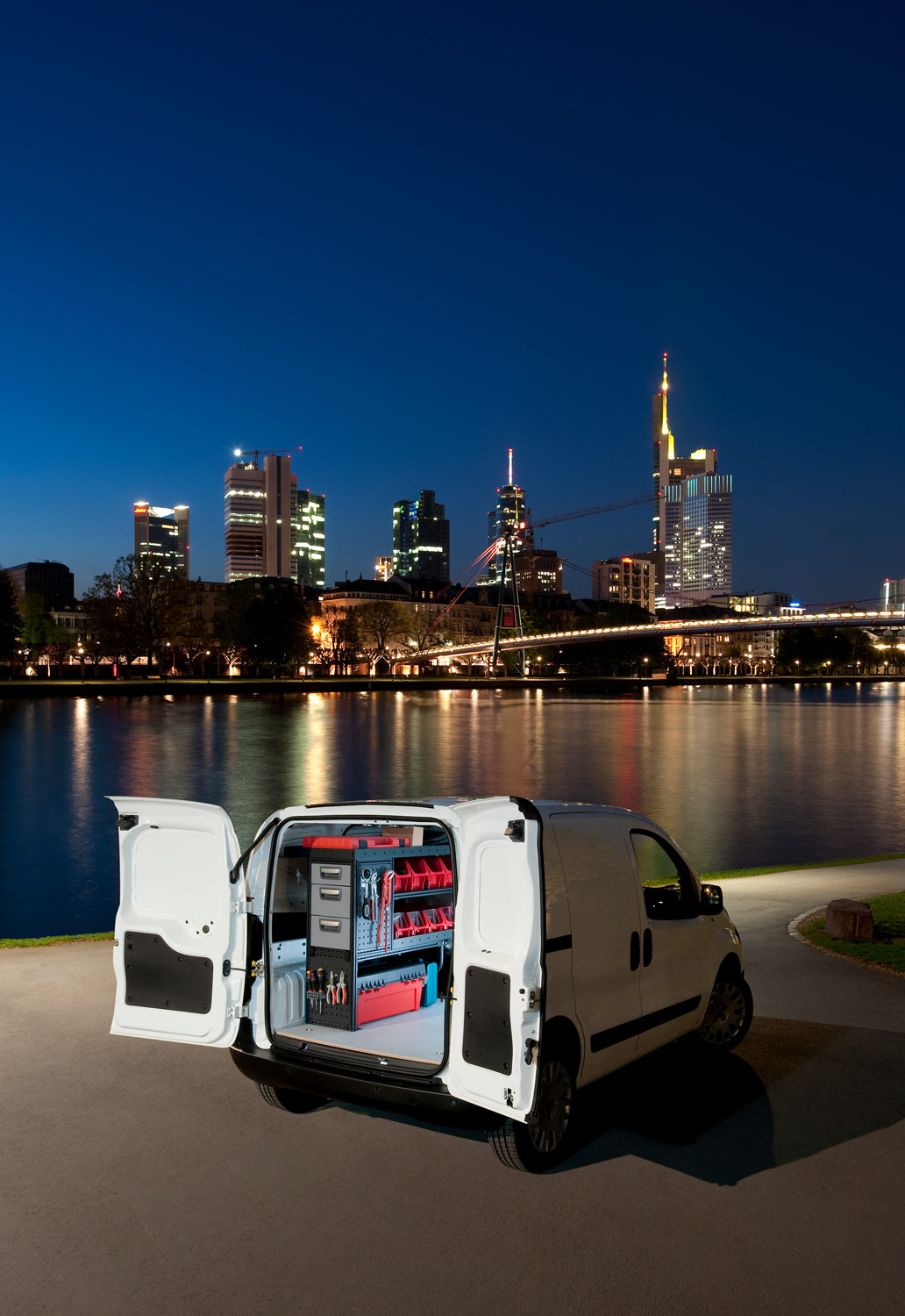 Fahrzeug mit einer Modul-System Fahrzeugeinrichtung  am Fluss geparkt.
