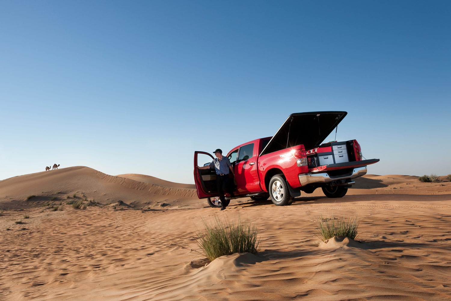 Roter Kleintransporter mit Monteur mit dem Modul-System Fahrzeugeinrichtung  in einer Wüste