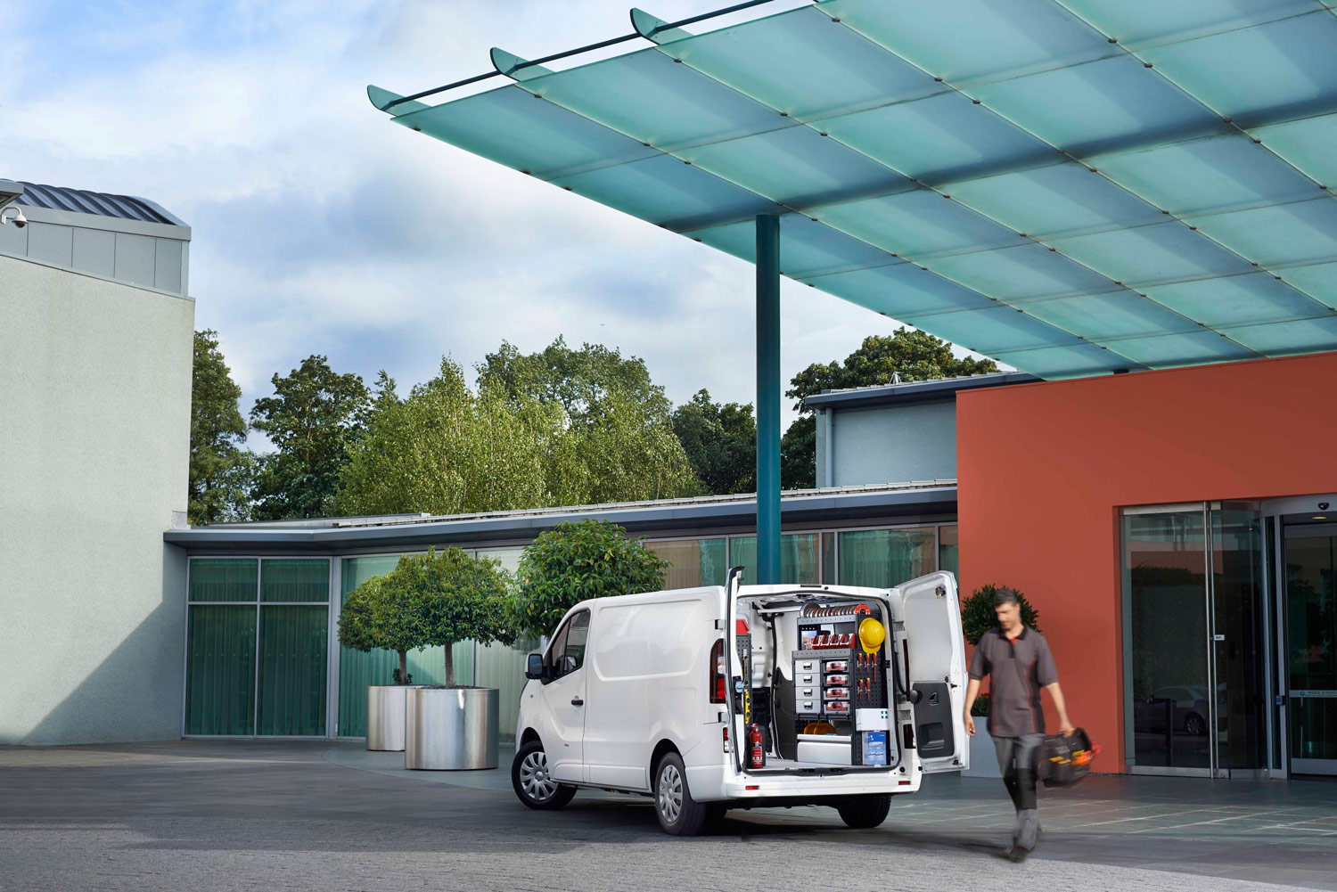Elektriker bei der Arbeit mit einer Modul-System Fahrzeugeinrichtung