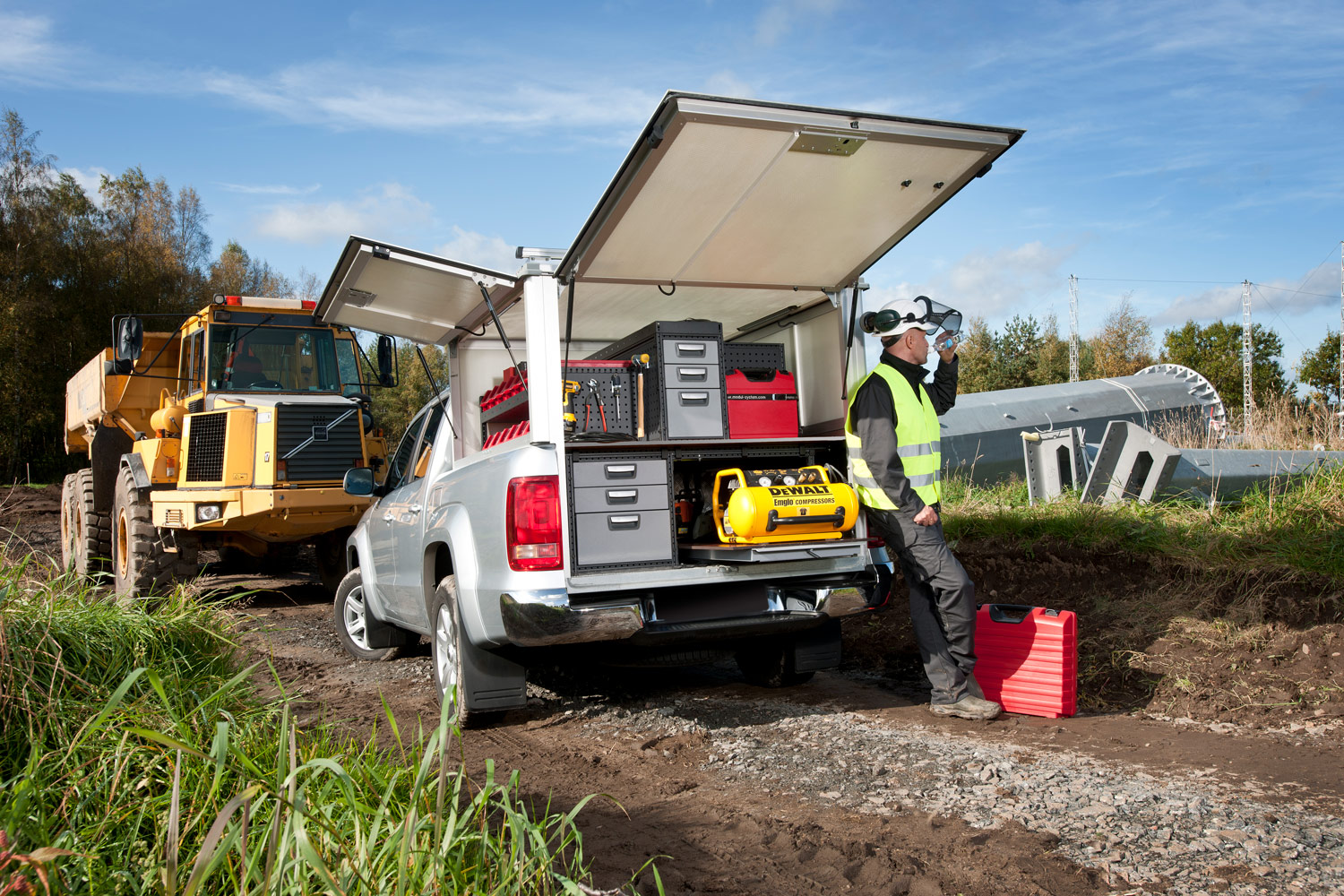 Monteur-Silber-Pickup-Truck mit Fahrzeugeinrichtung