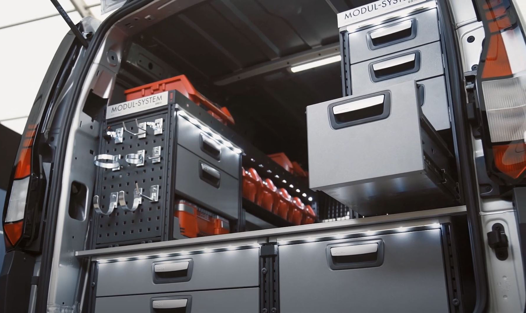 Volkswagen Caddy komplett ausgestattet mit einer Modul-System Fahrzeugeinrichtung